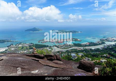Vista panoramica dalla cima della collina nel Copolia Trail, isola di Mahe, Seychelles Foto Stock