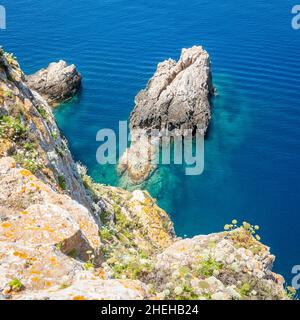 Acque cristalline del Mar Mediterraneo, Isola Dragonera, Maiorca, Spagna Foto Stock