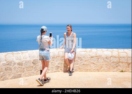 Ragazza che scatta una foto, far de Tramuntana, Dragonera Island, Mallorca, Spagna Foto Stock