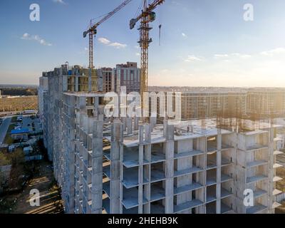 Nuovo edificio residenziale in costruzione. Bella luce da sera. Foto Stock