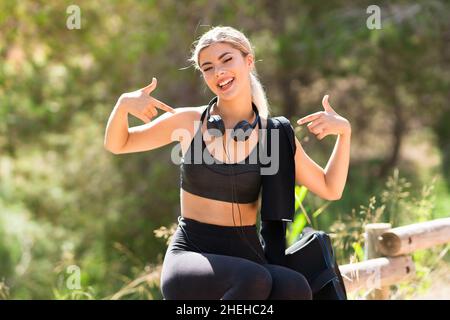 Ragazza sportiva adolescente che fa sport all'aperto orgogliosa e autosoddisfatta Foto Stock