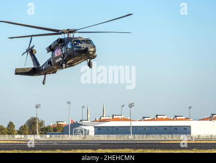 Elicottero militare turco gendarme (Sikorsky S-70 Blackhawk) che atterra all'aeroporto Ataturk di Istanbul. Foto Stock