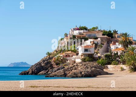 Affiorate nel Mediterraneo a Bolnuevo, vicino a Puerto de Mazarron, regione di Murcia, Spagna. Punta Cueva de Lobos, al largo della spiaggia di Playa de Bolnuevo Foto Stock