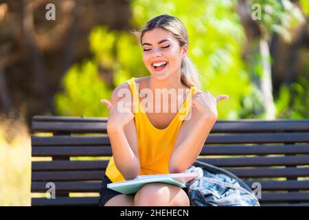 Adolescente studentessa all'aperto orgogliosa e autosoddisfatta Foto Stock