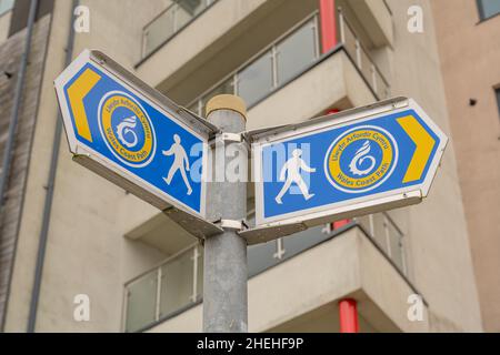 Segnale per il Wales Coastal Path a Caernarfon North Wales Foto Stock