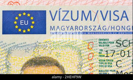 MOSCA - DEC 16: Visto Schengen, Ungheria visto Schengen in un passaporto a Mosca, dicembre 16. 2021 in Russia Foto Stock