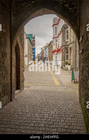 Arco e strada acciottolata in Caernarfon Galles settentrionale Foto Stock