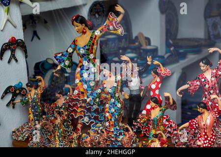 Ballerini di flamenco prodotti souvenir spagnoli in mostra nella vetrina, Frigiliana, Axarquía, Andalusia, Spagna Foto Stock