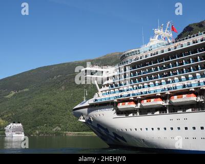 FLAM, NORVEGIA il 2019 LUGLIO: Nave gigante Sapphire Princess Cruises in Sogn og Fjordane regione con cielo blu chiaro in calda giornata estiva. Foto Stock