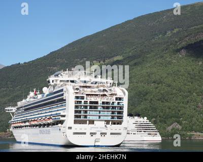 FLAM, NORVEGIA il 2019 LUGLIO: Due crociere di linea bianca nella regione di Sogn og Fjordane con cielo blu chiaro nella calda giornata estiva di sole. Foto Stock