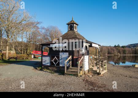 Barche e biciclette a noleggio sulla riva di Coniston Water nel Lake District Foto Stock