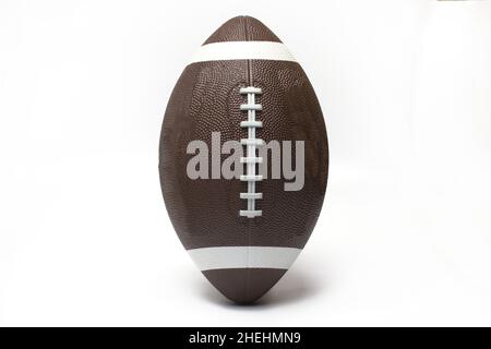 Primo piano del calcio americano in plastica su sfondo bianco Foto Stock