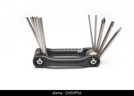 Primo piano di un multitool per la riparazione di biciclette con vari attacchi con chiavi a brugola e cacciaviti su sfondo bianco Foto Stock
