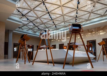 Dubai, Emirati Arabi Uniti, 27.09.2021. Vista interna del Museo Shindagha con moderne esposizioni interattive che mostrano la storia di Dubai attraverso binocoli. Foto Stock