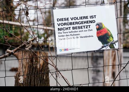 Heidelberg, Germania. 11th Jan 2022. Un cartello con la scritta "questa voliera è temporaneamente non occupata" è appeso ad una gabbia di uccelli presso lo Zoo di Heidelberg. Poiché l'influenza aviaria è stata rilevata in un'oca rossa morta allo Zoo di Heidelberg, la struttura sta chiudendo le sue voliere walk-in per il momento. Credit: Uwe Anspach/dpa/Alamy Live News Foto Stock