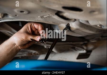 Cambio dell'olio vecchio in un motore per auto. Foto Stock