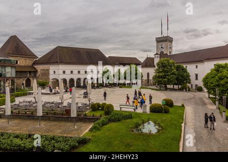 LUBIANA, SLOVENIA - 13 MAGGIO 2019: Cortile del castello di Lubiana, Slovenia Foto Stock