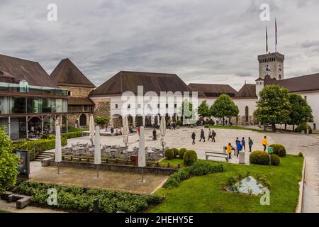 LUBIANA, SLOVENIA - 13 MAGGIO 2019: Cortile del castello di Lubiana, Slovenia Foto Stock