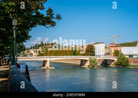 Scena lungo l'Adige a Verona Foto Stock