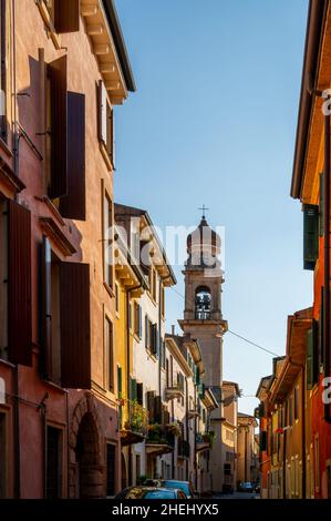 Scena stradale nel centro della città di Verona, Italia Foto Stock