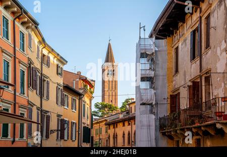 Scena stradale nel centro della città di Verona, Italia Foto Stock