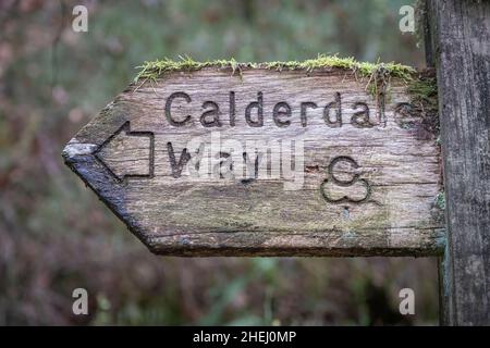 Calderdale Way insegna a Midgehole vicino a Hardcastle Crags, Hebden Bridge Calderdale, West Yorkshire, Regno Unito. Foto Stock