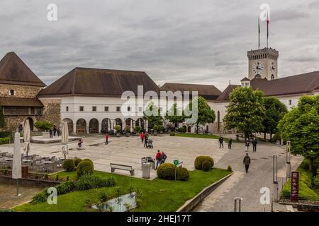 LUBIANA, SLOVENIA - 13 MAGGIO 2019: Cortile del castello di Lubiana, Slovenia Foto Stock