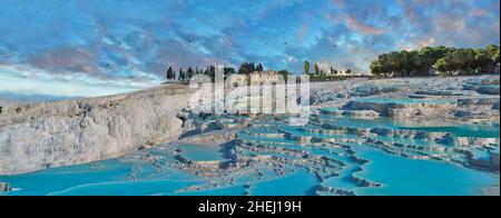 Pamukkale, (castello di cotone) sorgenti termali naturali in travertino piscine termali e terrazze, Denizli, Turchia. Pammukale, originariamente la città greca di Foto Stock