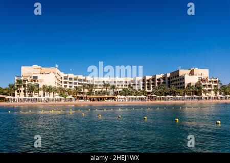 Vista dell'InterContinental Hotel dal Golfo di Aqaba, Aqaba, Aqaba Governorato, Giordania. Foto Stock