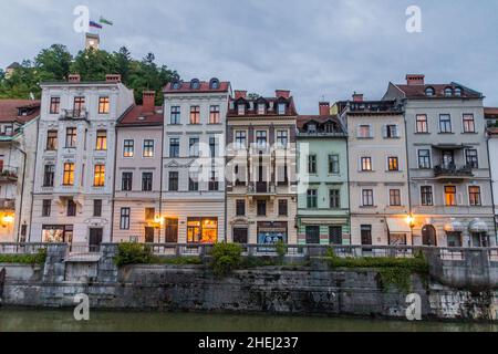 LUBIANA, SLOVENIA - 13 MAGGIO 2019: Riverside a Lubiana, Slovenia Foto Stock