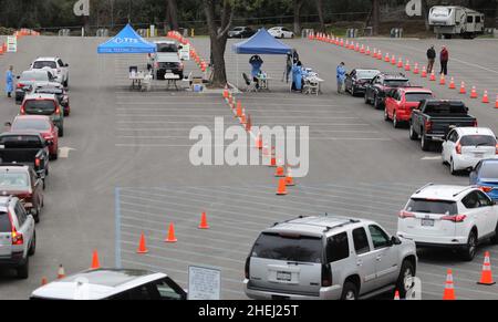 Los Angeles, Stati Uniti. 11th Jan 2022. I veicoli si allineano in un sito di test drive-through COVID-19 a Los Angeles, California, Stati Uniti, 10 gennaio 2022. Los Angeles County il Lunedi ha riferito 43.582 nuovi casi positivi di COVID-19 e 13 decessi più correlati, aumentando il caseload totale a oltre 2 milioni, il dipartimento di sanità pubblica ha detto. Credit: Xinhua/Alamy Live News Foto Stock