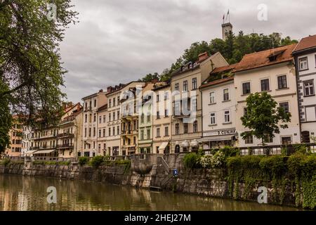 LUBIANA, SLOVENIA - 13 MAGGIO 2019: Riverside e il castello di Lubiana, Slovenia Foto Stock