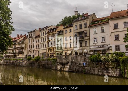 LUBIANA, SLOVENIA - 13 MAGGIO 2019: Riverside e il castello di Lubiana, Slovenia Foto Stock