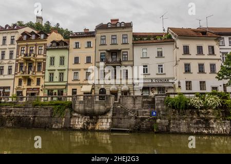 LUBIANA, SLOVENIA - 13 MAGGIO 2019: Riverside e il castello di Lubiana, Slovenia Foto Stock