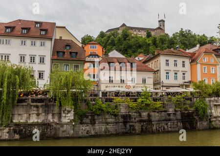 LUBIANA, SLOVENIA - 13 MAGGIO 2019: Riverside e il castello di Lubiana, Slovenia Foto Stock