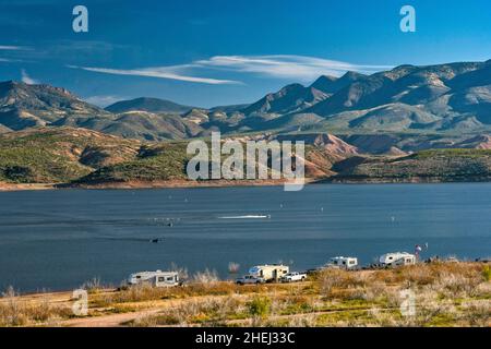 Camper al Bermuda Flat Recreation Site, Theodore Roosevelt Lake, Sierra Ancha in distanza, vista dalla state Highway 188, vicino Roosevelt, Arizona, Stati Uniti Foto Stock