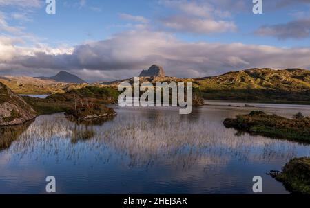 Dirigersi verso Canisp e Suilven Mountains nelle Highlands scozzesi Foto Stock