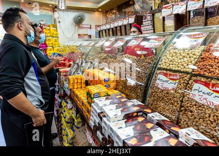 Due uomini che acquistano noci e semi da Un negozio di Aqaba, governatorato di Aqaba, Giordania. Foto Stock