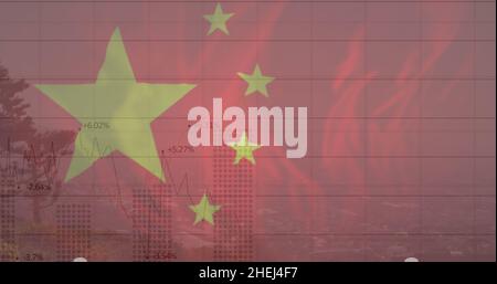 Immagine della bandiera della cina e del trattamento dei dati finanziari sulla città Foto Stock