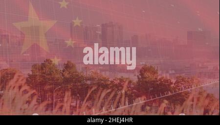 Immagine della bandiera della cina e del trattamento dei dati finanziari sulla città Foto Stock