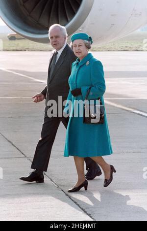 La Regina Elisabetta II viaggia in Australia dall'aeroporto di Heathrow UK 17th febbraio 1994 Foto Stock