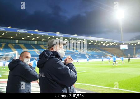 Caratteristica, due serre guardano il warm-up, calcio 1st Bundesliga, 18th matchday, VfL Bochum (BO) - VfL Wolfsburg (WOB) 1: 0, il 9th gennaio 2022 a Bochum / Germania. Le normative #DFL vietano l'uso di fotografie come sequenze di immagini e/o quasi-video # Â Foto Stock