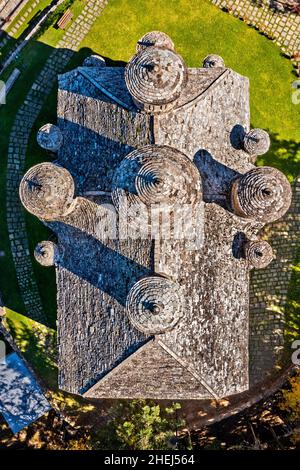 Vista dall'alto della chiesa della Santa Croce e delle sue 13 cupole, tra i villaggi di Krania e Doliana, Aspropotamos regione, Trikala, Tessaglia, Grecia. Foto Stock