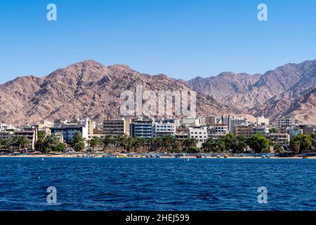 La città di Aqaba prese dal Mar Rosso, Aqaba, il Governatorato di Aqaba, Giordania. Foto Stock