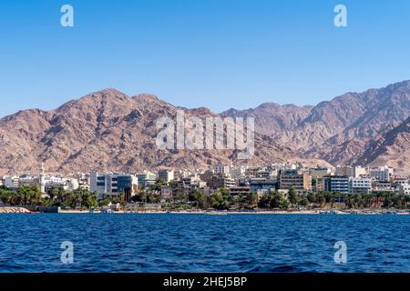 La città di Aqaba prese dal Mar Rosso, Aqaba, il Governatorato di Aqaba, Giordania. Foto Stock