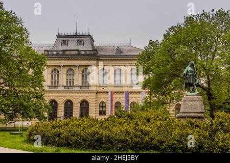 LUBIANA, SLOVENIA - 14 MAGGIO 2019: Museo nazionale della Slovenia e statua di Valvasor a Lubiana, Slovenia Foto Stock