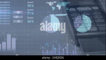 Immagine digitale dell'elaborazione dei dati statistici sulla rete di rete rispetto alla macchina della carta di credito Foto Stock