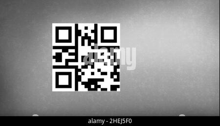 Immagine di una donna che esegue la scansione del codice qr con smartphone su sfondo grigio Foto Stock