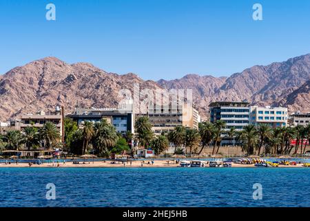 La città di Aqaba prese dal Mar Rosso, Aqaba, il Governatorato di Aqaba, Giordania. Foto Stock