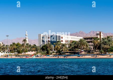 La città di Aqaba prese dal Mar Rosso, Aqaba, il Governatorato di Aqaba, Giordania. Foto Stock